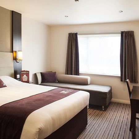 Premier Inn Stevenage Central Экстерьер фото