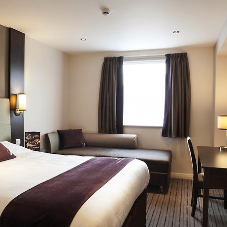 Premier Inn Stevenage Central Экстерьер фото