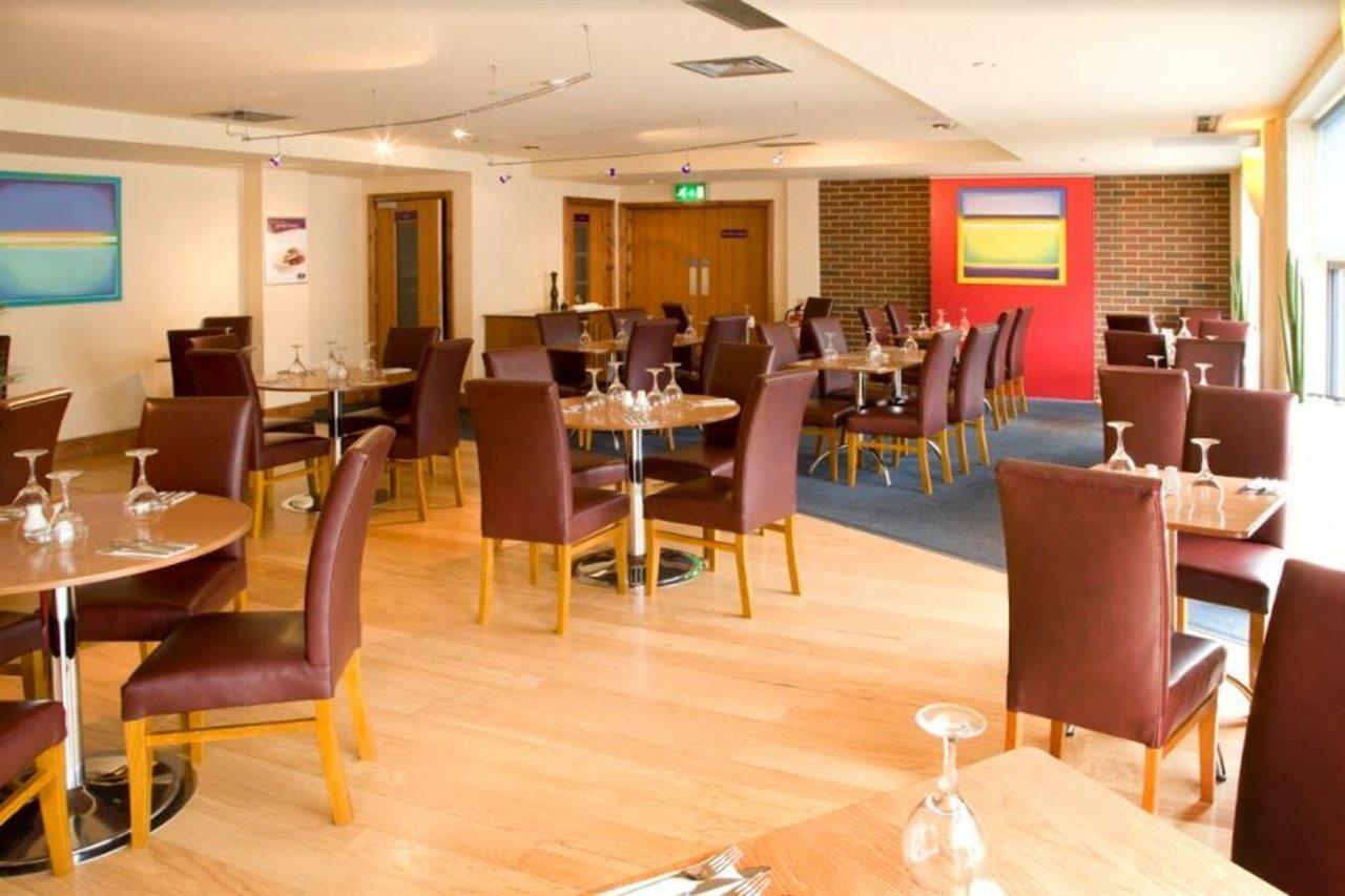Premier Inn Stevenage Central Экстерьер фото