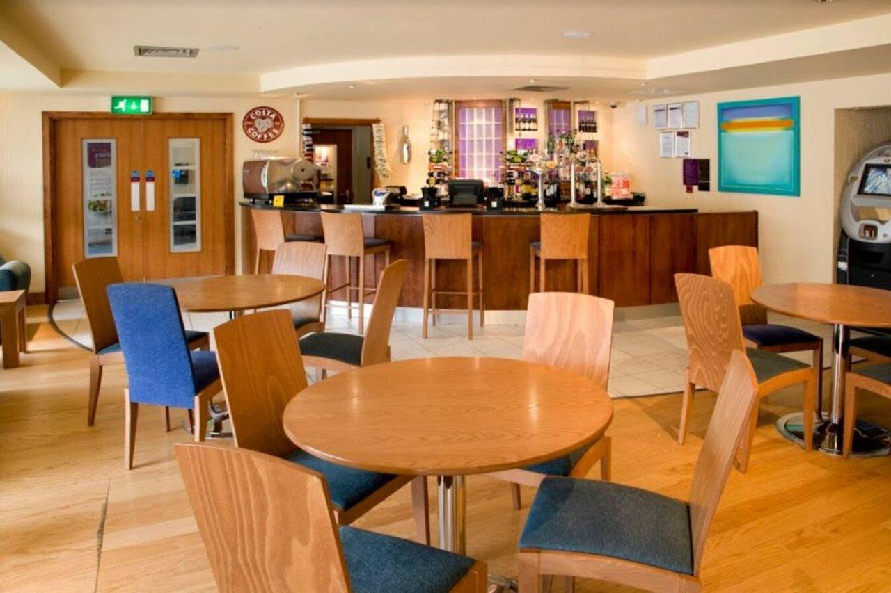 Premier Inn Stevenage Central Экстерьер фото