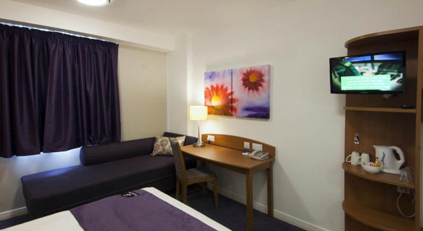 Premier Inn Stevenage Central Экстерьер фото