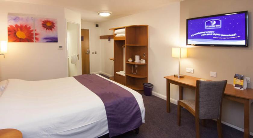 Premier Inn Stevenage Central Экстерьер фото