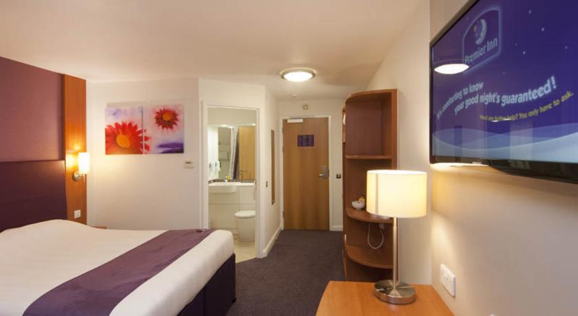 Premier Inn Stevenage Central Экстерьер фото