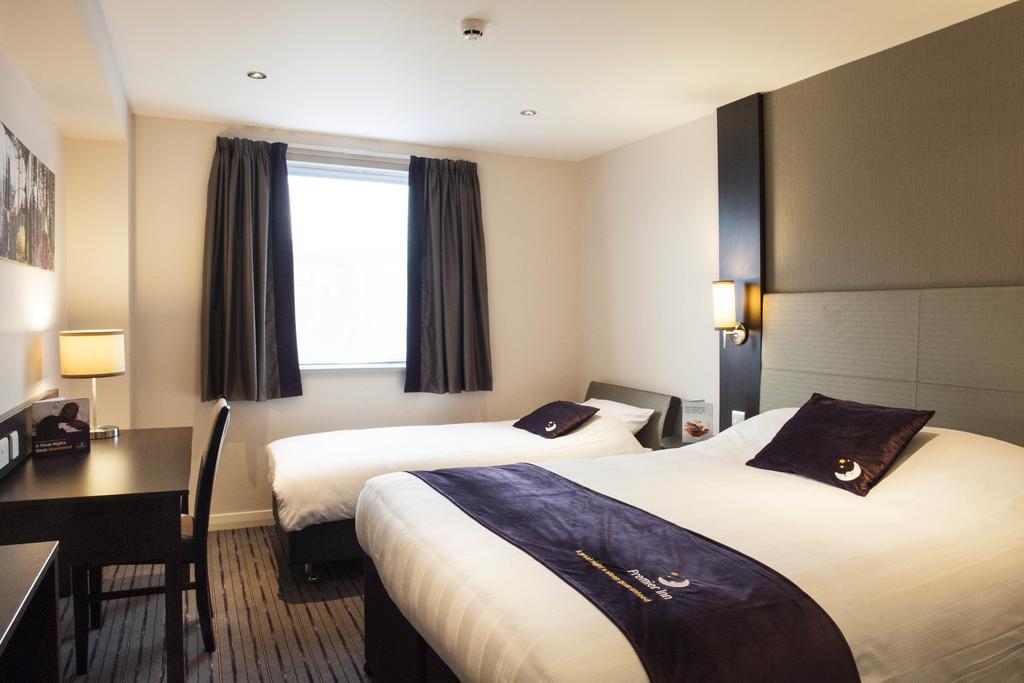 Premier Inn Stevenage Central Экстерьер фото