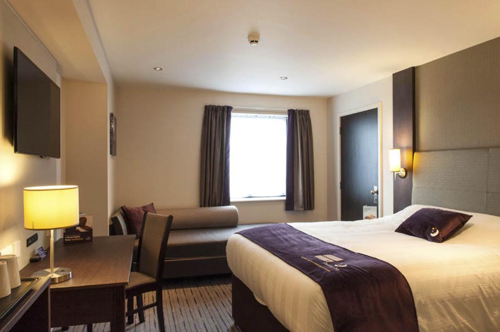 Premier Inn Stevenage Central Экстерьер фото