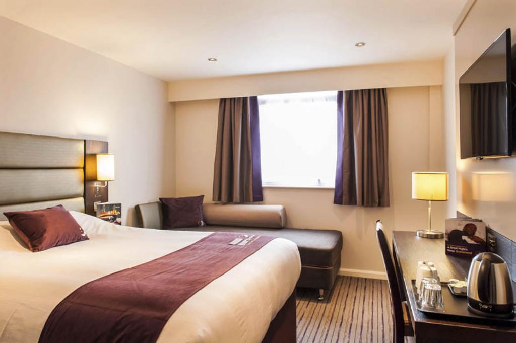 Premier Inn Stevenage Central Экстерьер фото