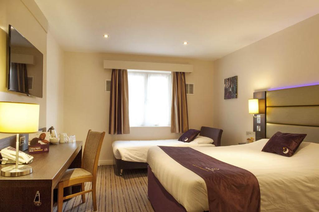 Premier Inn Stevenage Central Экстерьер фото