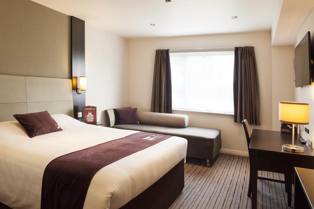 Premier Inn Stevenage Central Экстерьер фото
