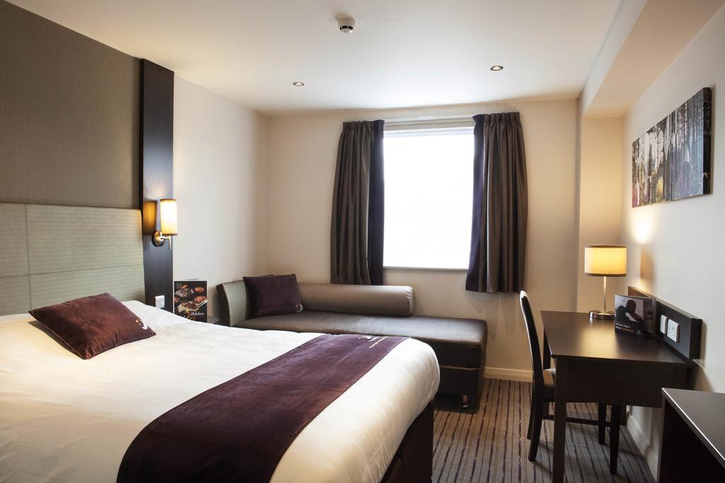 Premier Inn Stevenage Central Экстерьер фото