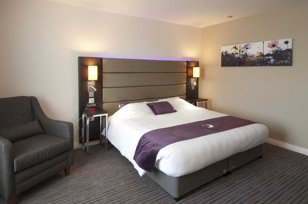 Premier Inn Stevenage Central Экстерьер фото