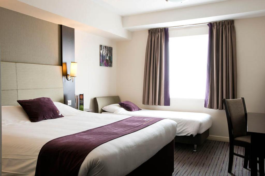 Premier Inn Stevenage Central Экстерьер фото