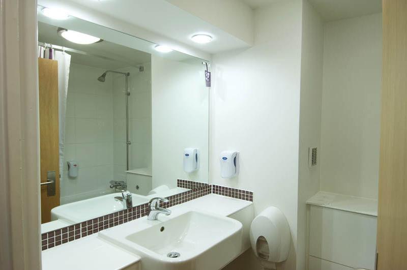 Premier Inn Stevenage Central Экстерьер фото